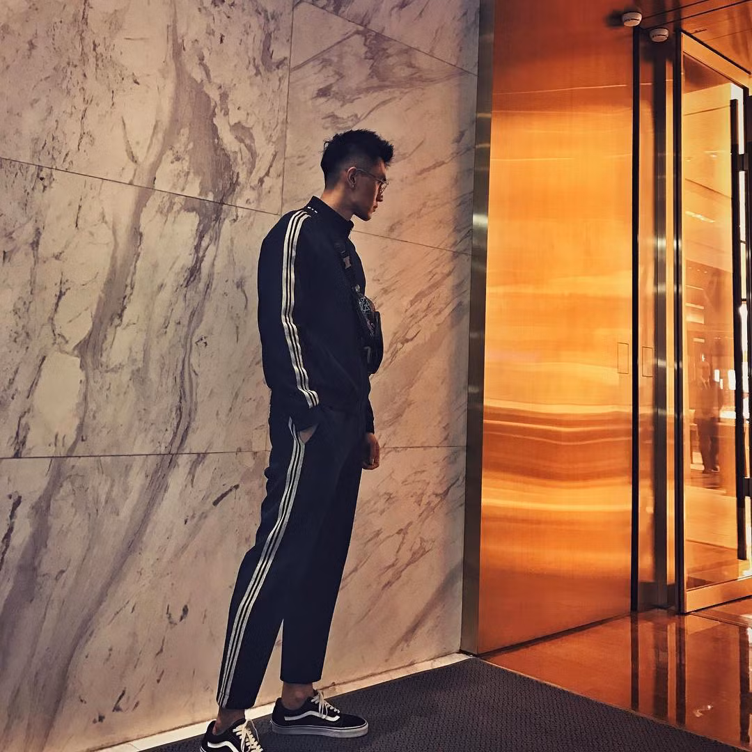 Thường ngày, Peter sở hữu gu ăn mặc khá đơn giản và năng động nhưng nhờ vóc dáng cao ráo, cân đối nên dù diện trang phục gì thì trông anh chàng cũng như đang bước đi trên sàn catwalk.