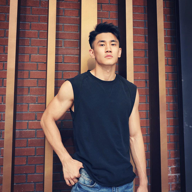 Dù là huấn luyện viên nhưng cơ bắp của Peter không thuộc dạng cuồn cuộn mà săn chắc, láng mịn khiến các cô gái không kìm được lòng.