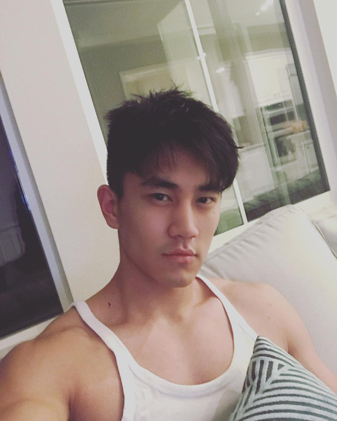 Peter vốn là một PT khá nổi tiếng trong giới tập gym Trung Quốc. Anh chàng sinh năm 1994, quê ở thành phố Hạc Cương (tỉnh Hắc Long Giang) hiện đang công tác cho một trung tâm fitness tên iFitStar.