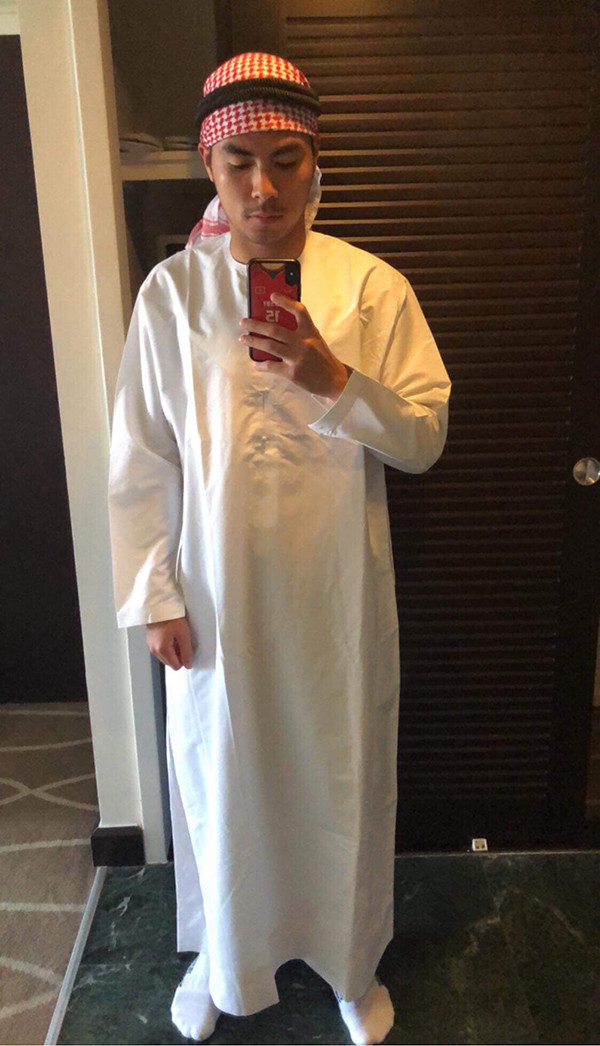 Được biết bộ trang phục truyền thống này do một fan nữ tặng Đức Huy trước khi anh chàng cùng cả đội chuyển sang khách sạn mới.