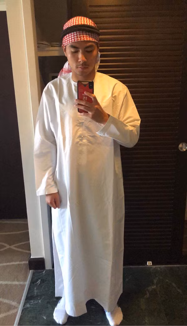 Được biết bộ trang phục truyền thống này do một fan nữ tặng Đức Huy trước khi anh chàng cùng cả đội chuyển sang khách sạn mới.