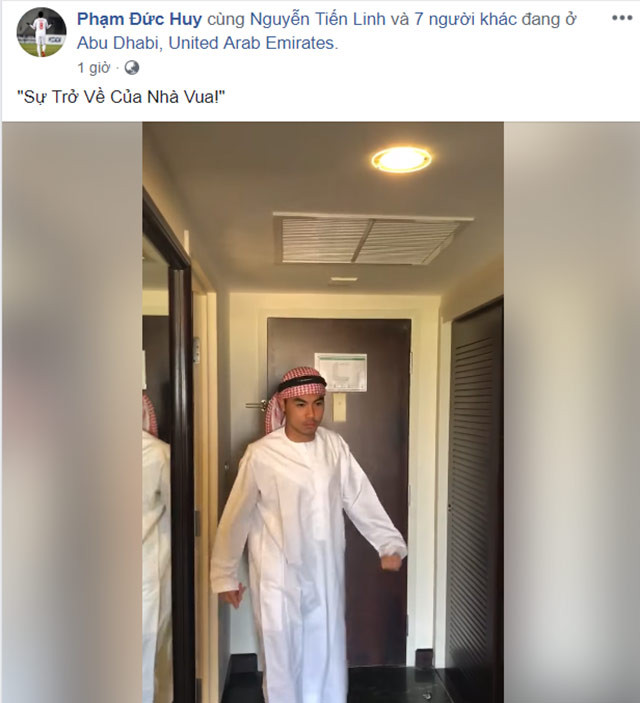 Cụ thể, tiền vệ Đức Huy đã diện trang phục truyền thống của người Ả-rập và kèm theo đó là dòng trạng thái: "Sự trở về của nhà vua".