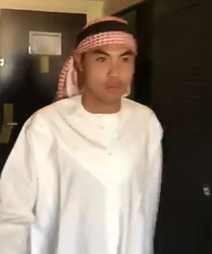 Vừa đến khách sạn mới, tiền vệ Phạm Đức Huy đã ngay lập tức có những hành động gây cười khiến fan vô cùng thích thú.