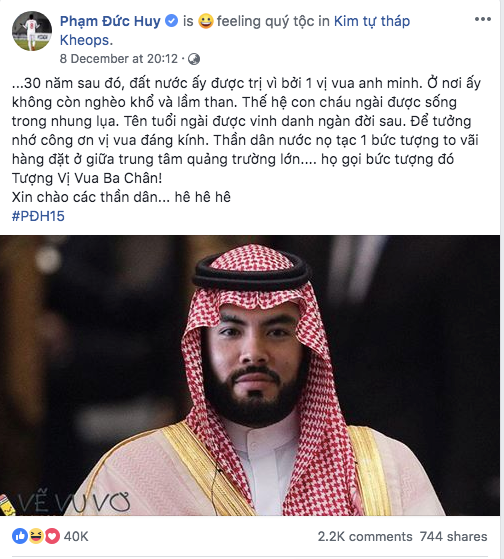 Trong video này, Đức Huy ăn mặc đúng tiêu chuẩn khắt khe của người Ả-rập. Cầu thủ sinh năm 1995 diện chiếc áo choàng truyền thống màu trắng khá rộng rãi, đeo khăn trùm đầu.