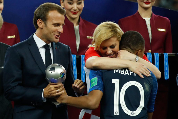 Khoảnh khắc bà Grabar-Kitarovic ôm tiền đạo trẻ Mbappe của Pháp - Ảnh: TWITTER Khoảnh khắc bà Grabar-Kitarovic ôm tiền đạo trẻ Mbappe của Pháp - Ảnh: TWITTER