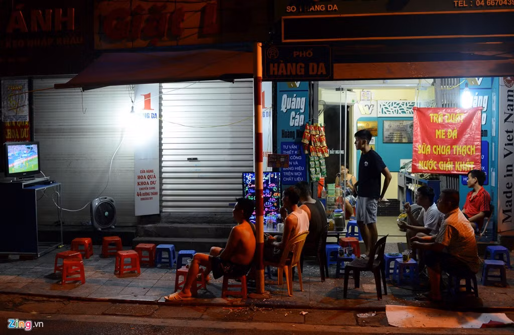 Quán giải khát trên phố Hàng Da, những người hàng xóm bàn nhau kê tivi ra vỉa hè cùng nhau cổ vũ mặc dù kích cỡ màn hình không được lớn.
