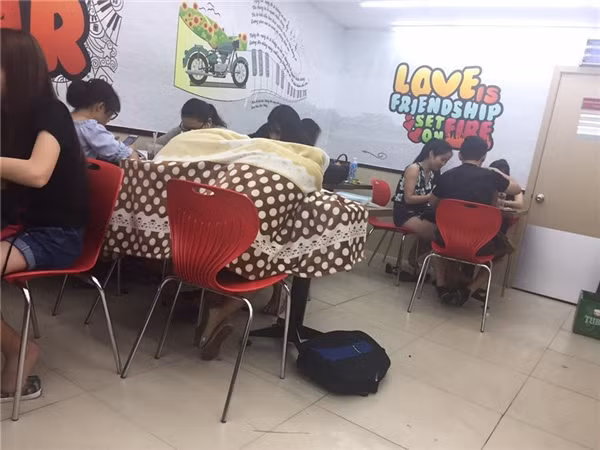 Nhìn vào hình ảnh, chúng ta dễ dàng thấy được cảnh tượng lộn xộn và mất mĩỹ quan của cửa hàng tiện lợi. Các bạn trẻ khá vô tư với ý định “mượn chỗ tránh nóng” nhưng lại biến đây thành bãi rác cũng như nhà riêng khi thoải mái ngồi, nằm nghỉ ngơi, thậm chí là mang cả chăn đến đắp.