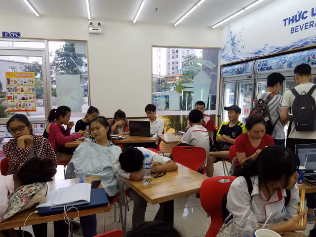 Cảnh la liệt ở một cửa hàng tiện lợi tại Hà Nội trong đợt nắng nóng vừa qua. Ảnh sử dụng trong bài: Sưu tầm Facebook.