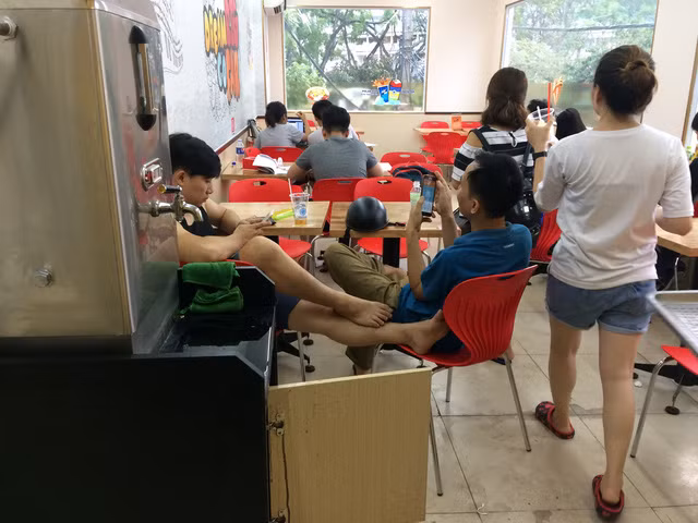 Theo nhiều người phản ánh, có nhiều khách hàng còn rủ cả nhóm đến nhậu luôn tại đây “cho mát”, họ mang đồ nhậu đến và mua bia tại cửa hàng cho lạnh, khỏi cần uống đá, rồi hò dô ầm ĩ.