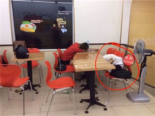 Việc đến một cửa hàng tiện lợi để nghỉ ngơi, ăn uống là điều hoàn toàn bình thường. Vì bạn đã bỏ tiền ra để mua dịch vụ và sự hài lòng. Tuy nhiên, bên cạnh đó, chúng ta cũng cần có ý thức về vấn đề giữ gìn vệ sinh và văn hóa chung dù đó là cửa hàng tiện lợi hay một nơi công cộng bất kì.