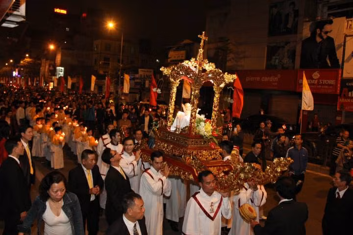 Đoàn rước Chúa Giáng Sinh được Ban Điều Hành giáo xứ Hàng Bột tổ chức trong đêm Noel.