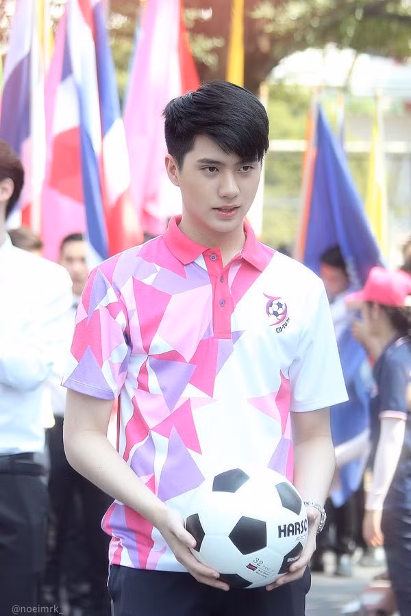 Sự xuất hiện của Bright trong một sự kiện bóng đá của trường đại học khiến cả sân trường phải xôn xao.