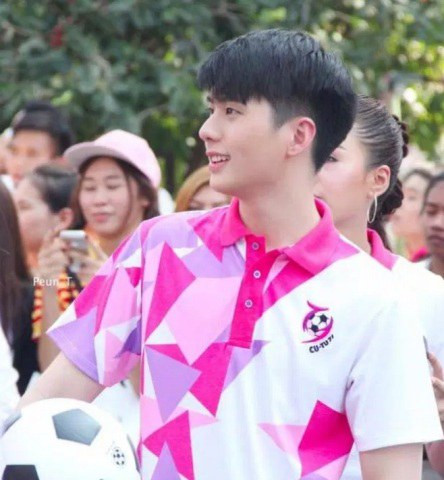 Hiện trang cá nhân của anh chàng này thu hút tới hơn 400.000 lượt người theo dõi và liên tục những bức ảnh của anh chàng này được "đào bới".