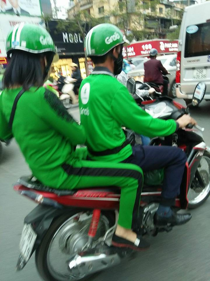 Siêu nhân xanh đồng bộ với chàng chạy xe ôm công nghệ khiến dân mạng vô cùng chú ý. Nhiều người chỉ là vô tình nhưng cũng có ý kiến cho rằng đây là sự hữu ý của chủ nhân bộ đồ.