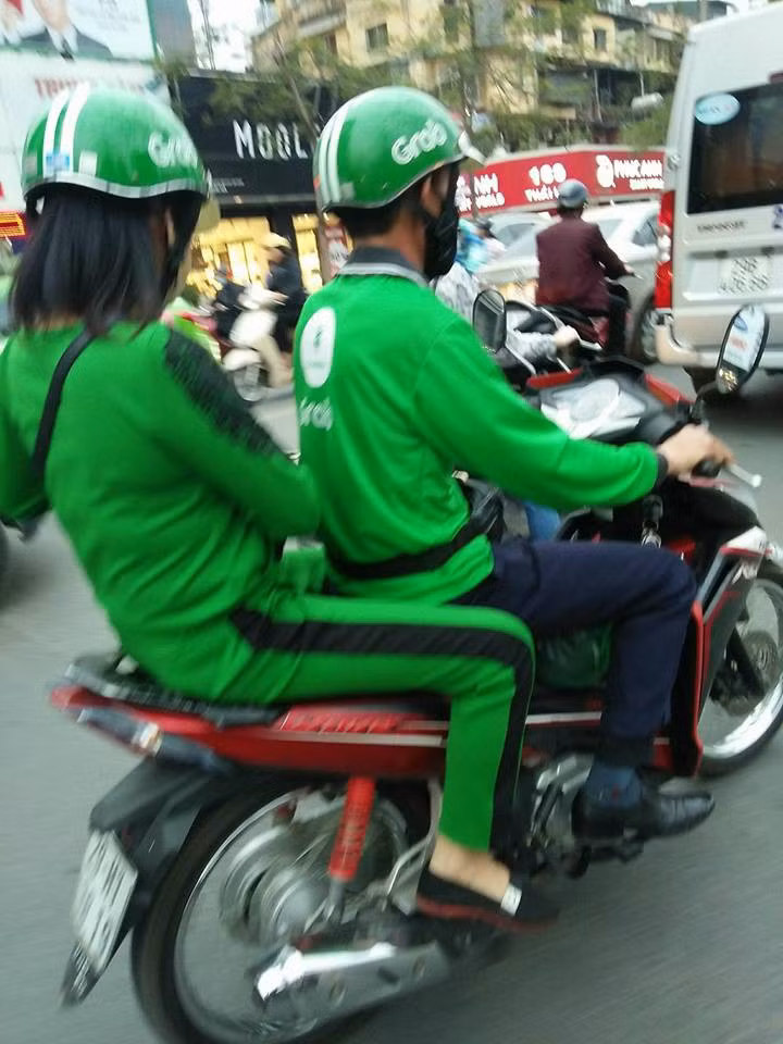 Siêu nhân xanh đồng bộ với chàng chạy xe ôm công nghệ khiến dân mạng vô cùng chú ý. Nhiều người chỉ là vô tình nhưng cũng có ý kiến cho rằng đây là sự hữu ý của chủ nhân bộ đồ.