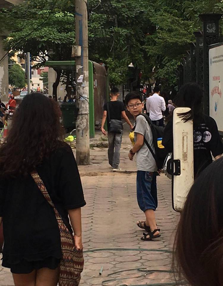 Rất nhiều người hiếu kì, tò mò đã vây quanh anh chàng này. Các sinh viên Nhạc Viện còn "góp vui" bằng cách chơi các loại nhạc cụ. Một người còn mua giúp anh chàng một chai nước để cầm cự dưới thời tiết nắng nóng.