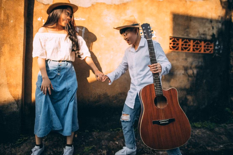 Sau đó, trong 2 ngày cô nàng âm thầm "'đào tung" facebook, instagram của đối phương để tìm hiểu. Thì ra Ngọc Trân và Minh Tâm từng học chung trường cấp 3, có khá nhiều bạn chung nhưng cả hai lại không hề biết nhau.