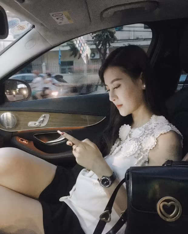 Chính những lời đáp trả này theo suy nghĩ của nhiều dân mạng đồng nghĩa là không phủ nhận, cũng chẳng thừa nhận, Hà Lade cứ kệ cho người ta bàn tán về mình và luôn tự tin chia sẻ hình ảnh lên mạng xã hội.