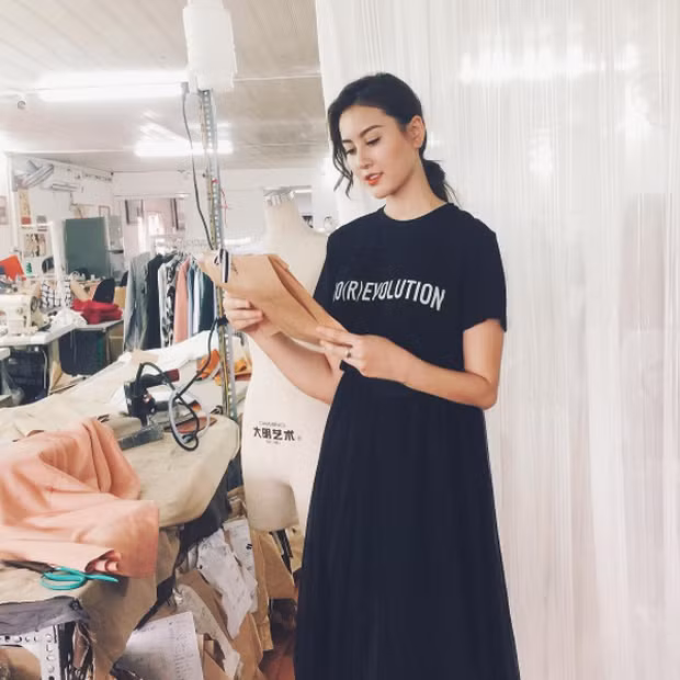 Ở góc này, trông gương mặt Hà Lade nhọn đến khó hiểu, từ mũi đến cằm. Sống mũi trông hơi sưng của cô khiến nhiều người cho rằng có phải cô đã tiêm filter?