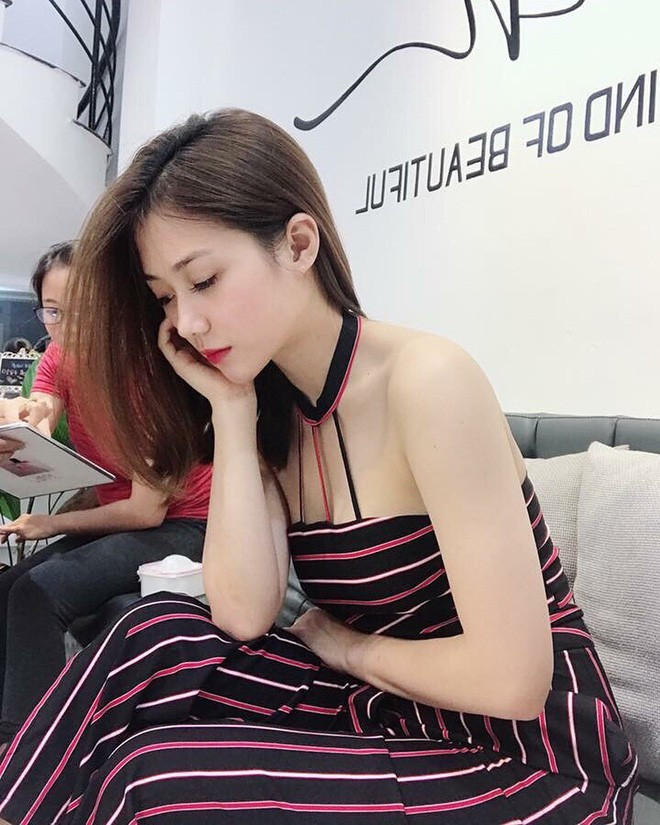 Những bức ảnh của cô nữ sinh Việt khoe ra gương mặt khả ái, nụ cười ngọt ngào cùng body siêu chuẩn của cô nàng này, không ai là không muốn nhấn follow ngay lập tức.