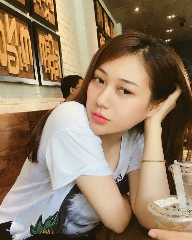 Cô nàng Việt xuất hiện trên báo Trung Quốc có tên là Hồ Ngọc Uyên Phương, sinh năm 1993, đến từ TP. Buôn Ma Thuột, Đắc Lắk. Phương từng là hoa khôi của trường THPT Hồng Đức hồi còn đi học.