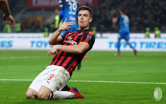 Chuyển nhượng cầu thủ từ Calciomercato.it, Barcelona dự định chiêu mộ Krzysztof Piatek, ngôi sao tấn công hàng đầu Serie A đang thi đấu trong màu áo AC Milan.
