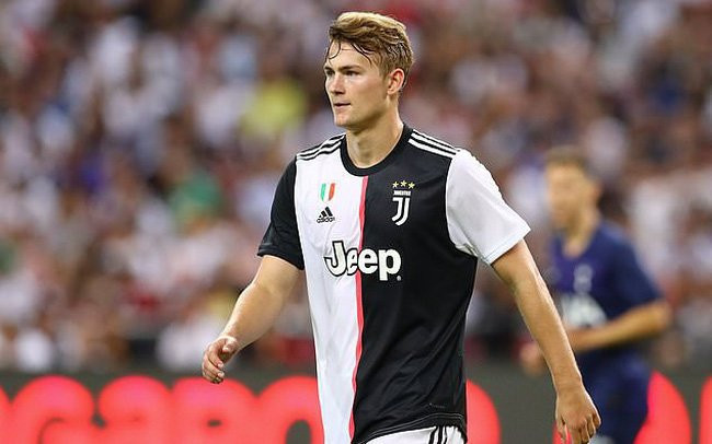 Mới đây, truyền thông Tây Ban Nha lại tiết lộ Matthijs de Ligt quyết định từ chối Barcelona sau một cuộc trò chuyện với Gerard Pique. Dù với lý do gì, Barca cũng đã để vuột mất De Ligt dù đã ở rất gần, do đó khi có tin đội chủ sân Camp Nou muốn có được De Ligt giữa mùa giải này, nhiều CĐV Barca cho rằng họ sẽ không có cơ hội, và rằng đây là một thông tin giả.