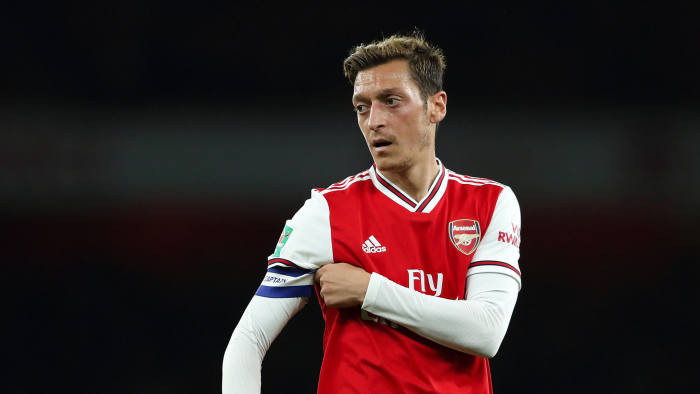 Theo Mirror, Arsenal đang phát ngán tiền vệ Ozil đến tận cổ. Đội bóng thành London được cho là đang làm mọi cách để có thể tìm cho Ozil một đội bóng mới ngay trong kỳ chuyển nhượng mùa Đông sắp tới.