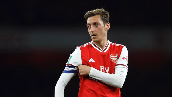 Theo Mirror, Arsenal đang phát ngán tiền vệ Ozil đến tận cổ. Đội bóng thành London được cho là đang làm mọi cách để có thể tìm cho Ozil một đội bóng mới ngay trong kỳ chuyển nhượng mùa Đông sắp tới.