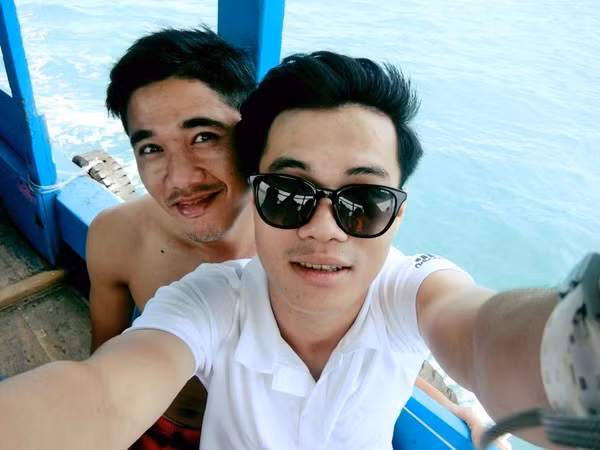 Ngoài Công Phượng, Văn Toàn cũng là một cầu thủ rất thích chụp ảnh tự sướng. Trong ảnh, Văn Toàn đang chụp ảnh với người đàn anh Bùi Văn Long.