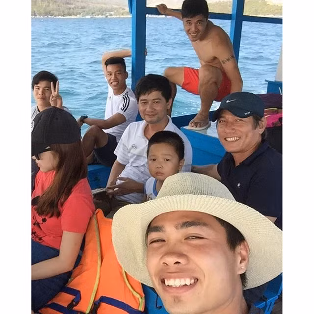 Những hình ảnh đầu tiên của chuyến đi liên tục được Công Phượng đăng lên trang cá nhân của mình.