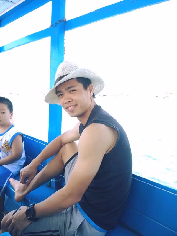 Cầu thủ xứ Nghệ bụi bặm trong chiếc mũ phớt.