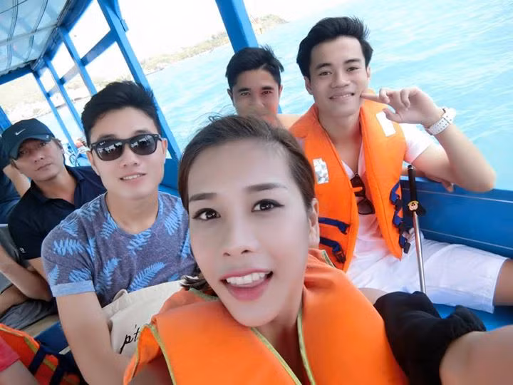 Phương Thảo cũng khoe những bức ảnh tự sướng trên trang cá nhân kèm theo dòng status: "Những kỷ niệm còn sót lại cho kỳ nghỉ giải. Mùa sau HAGL cố gắng hơn nha". Ảnh: FBNV.