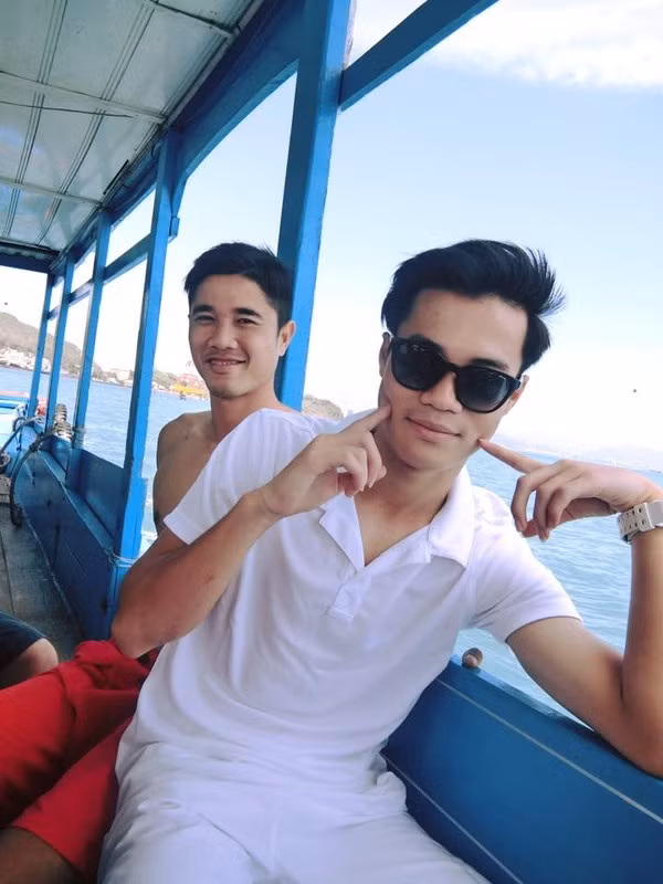 Cầu thủ người Hải Dương chụp ảnh "làm đỏm".