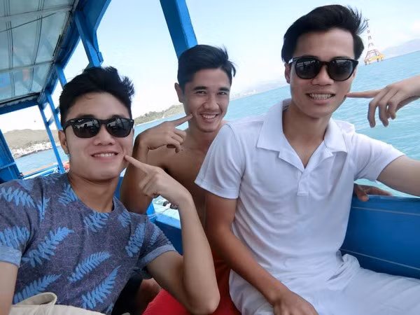 Văn Toàn, Lương Xuân Trường và Bùi Văn Long cùng "làm đỏm" chụp ảnh.