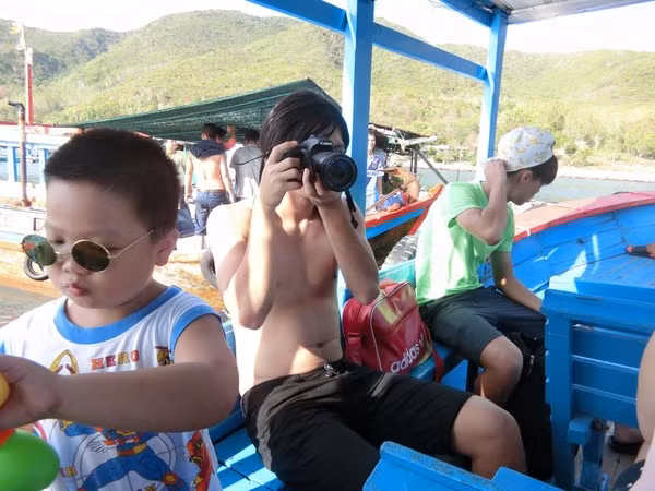 Trong khi đó, Tuấn Anh là người đóng vai người chụp ảnh cho các đồng đội.