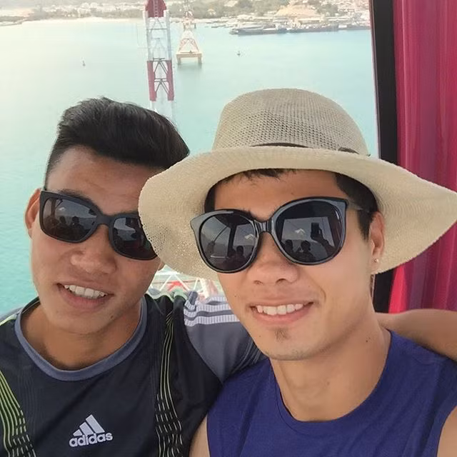 Công Phượng cùng đồng đội chụp ảnh trên cáp treo khoe cảnh đẹp.