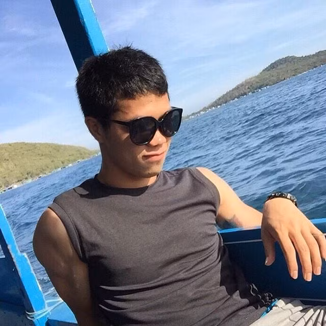 Cầu thủ số 44 của HAGL này tỏ ra khá hào hứng với chuyến đi khi liên tục khoe những bức ảnh "tự sướng" trên mạn thuyền. Đầu tiên là bức ảnh mặt ngầu với chiếc kính râm làm đạo cụ.