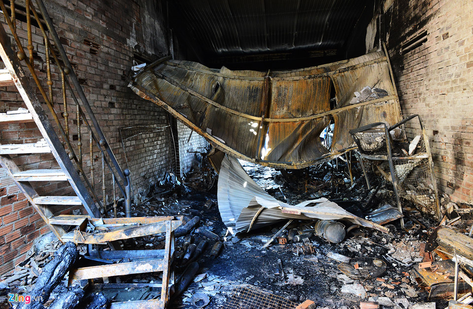 Tiệm trang trí xe vừa là nhà ở của ông Trương Văn Sút dài gần 20 m, nằm khá xa nơi xe bồn lật nhưng bị cháy hết 2/3 diện tích. Hàng hóa, xe máy, đồ đạc bị thiêu rụi hoàn toàn.