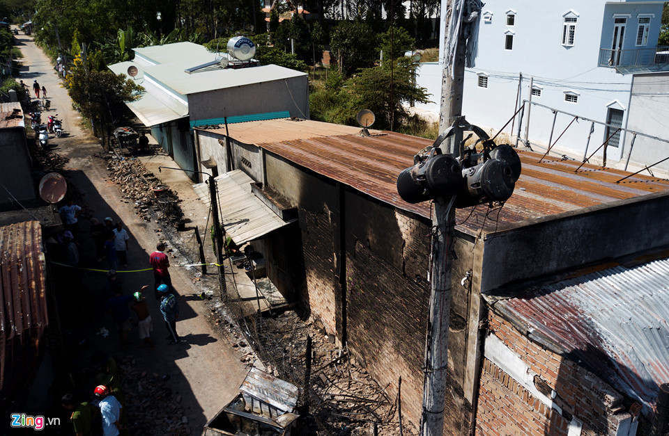 Ngọn lửa bốc cao khiến các tụ điện trên cao, dây điện, cáp phía trước các căn nhà bị hư hỏng hoàn toàn.