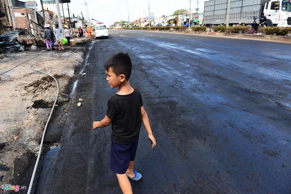 Lực lượng Cảnh sát phòng cháy chữa cháy Công an Bình Phước điều động nhiều xe chuyên dụng cùng hàng chục cán bộ, chiến sĩ đến hiện trường dập lửa. Đến 5h25 sáng cùng ngày, hỏa hoạn được chế ngự hoàn toàn. Mặt đường vẫn còn dính đầy xăng, dầu đen ngòm.