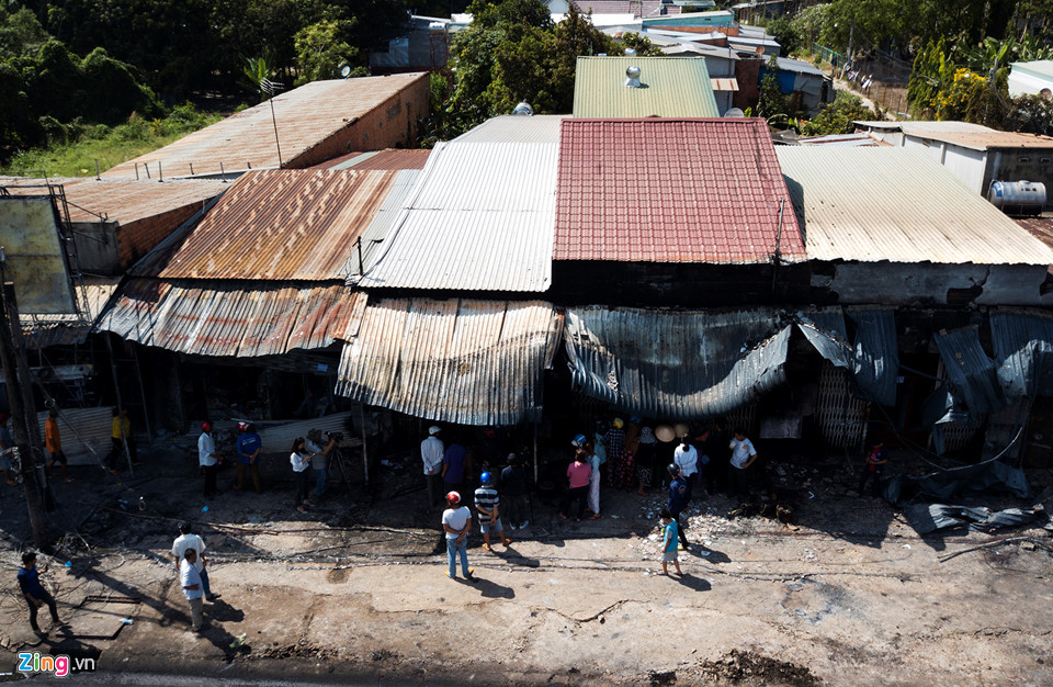Ngọn lửa từ vụ cháy xe bồn chở xăng lan nhanh , bao trùm khu vực dài gần 100 m, làm cháy lan 19 căn nhà, gây ra cảnh tan hoang bên quốc lộ 13.