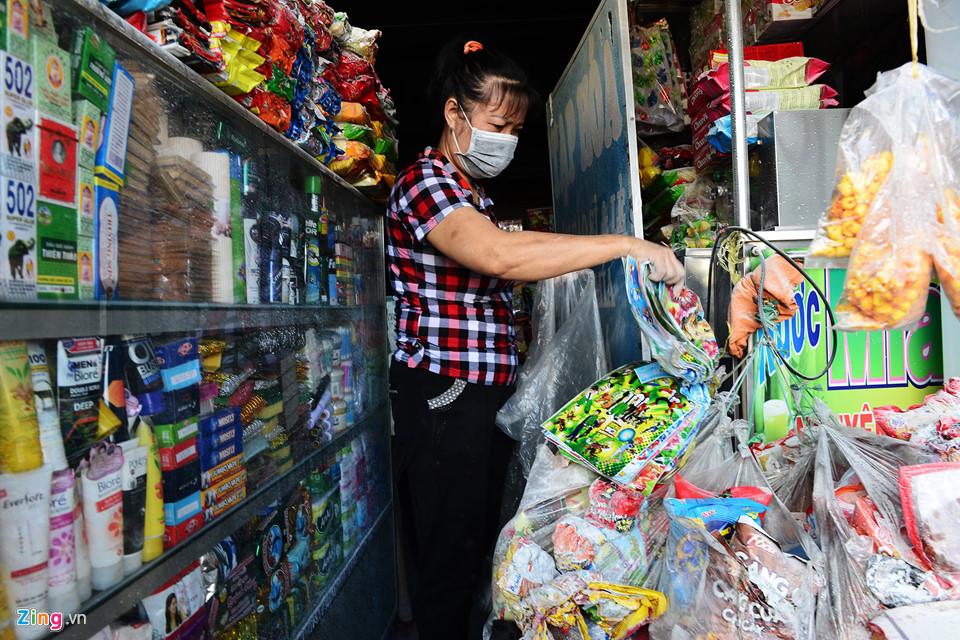 "Tôi ở một mình, lúc đó lửa lan tới cửa, khói mịt mù, bao phủ toàn bộ căn nhà, tôi hoảng hốt mò đường chạy thoát thân từ cửa sau", bà Nguyễn Thị Hà cho biết.