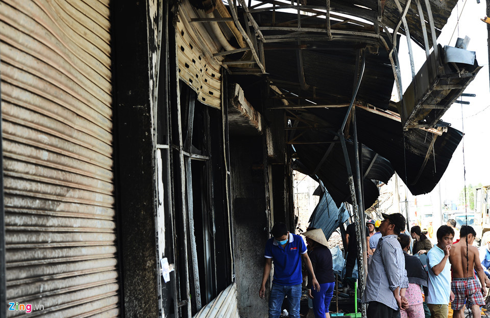 Dãy 19 nhà mặt tiền quốc lộ 13 bị cháy toàn bộ mái che, bảng quảng cáo.