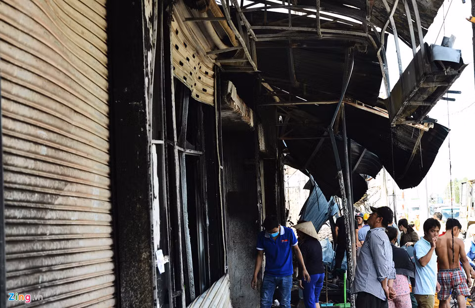 Dãy 19 nhà mặt tiền quốc lộ 13 bị cháy toàn bộ mái che, bảng quảng cáo.