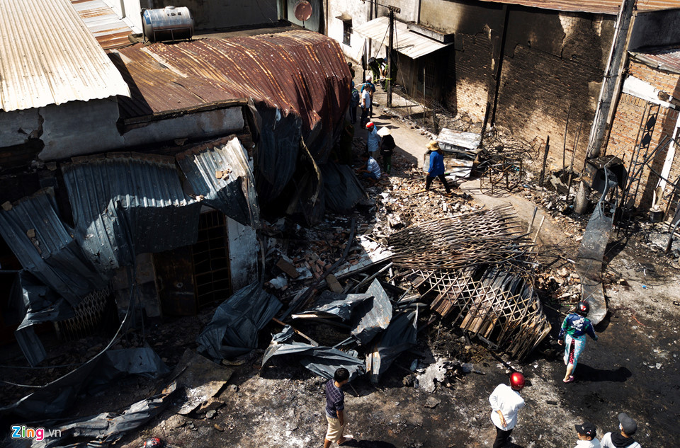 Sau đó, xe bồn chở xăng bị lật, xăng đổ ra ngoài và bốc cháy ngay trước hai căn nhà bên hẻm vào khu dân cư, làm 6 người dân đang ngủ trong nhà thiệt mạng. Trong ảnh, căn nhà nơi 4 người bị chết do lửa từ xăng xe bồn.