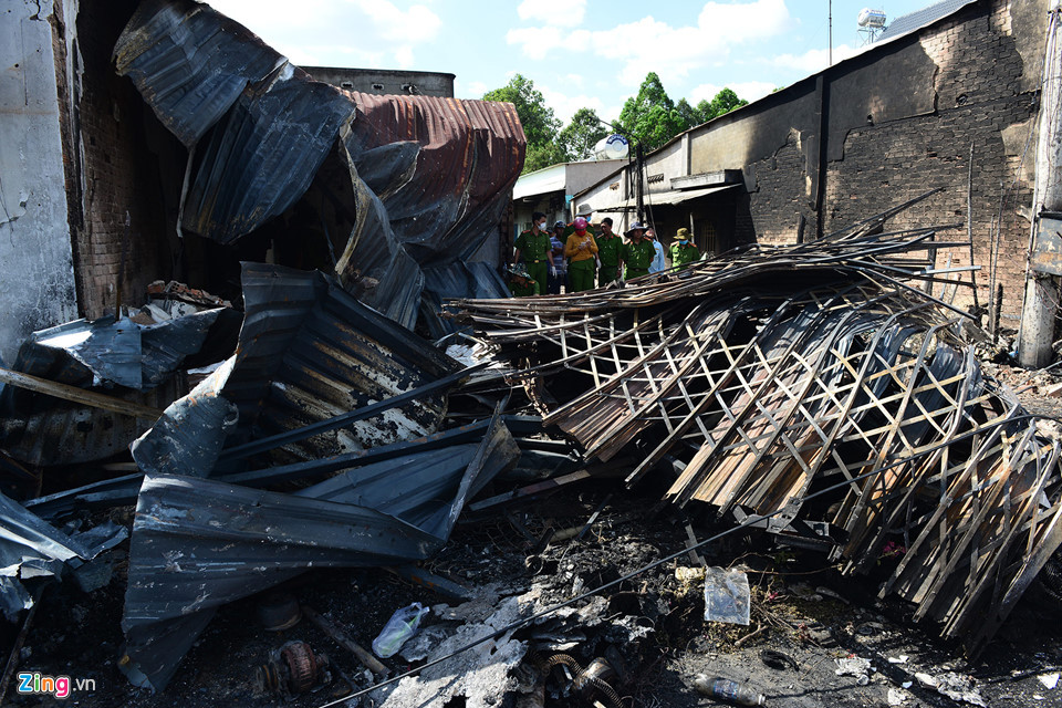 Nhiều căn nhà bị thiêu rụi toàn bộ và một phần phía trước.