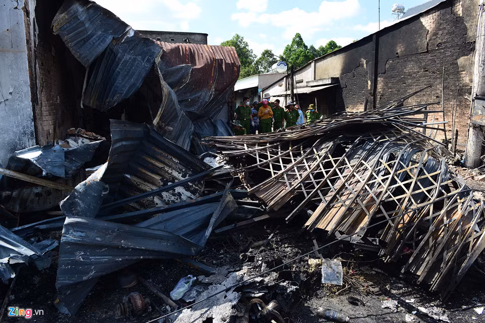 Nhiều căn nhà bị thiêu rụi toàn bộ và một phần phía trước.