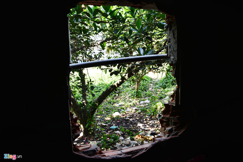 Vẫn chưa hết hoang mang, anh Sơn cho hay hai vợ chồng bế hai con nhỏ chạy ra phía trước, vợ anh hoảng quá không dám ra nên anh phải quay lại đập tường phía sau nhà để thoát thân.