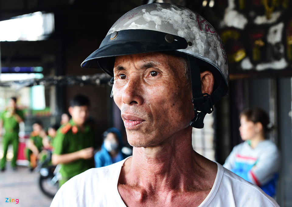 Ông Sút cho hay gia đình có 9 người đang ngủ, lửa lan tới rất nhanh, mọi người hô hoán chạy thục mạng ra phía trước thoát thân. "Ơn trời, cả nhà không ai bị gì nặng ngoài xây xát một số chỗ. Tổng thiệt hại cả nhà, cửa hàng và đồ đạc ước tính khoảng 1 tỷ đồng", người này cho hay.